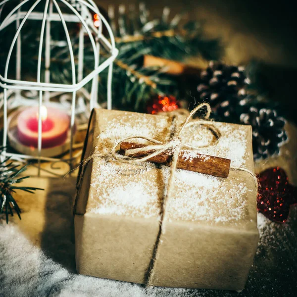 Cartão de Natal. Vela de Natal e presente de Natal — Fotografia de Stock