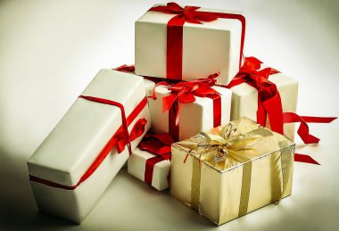 Yakın plan. Zarif kutular ve hediyeler. Beyazlar üzerinde izole edilmiş.