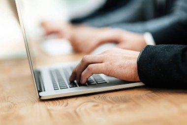 Kapat. resim çalışma grubu dizüstü bilgisayarlar üzerinde çalışıyor