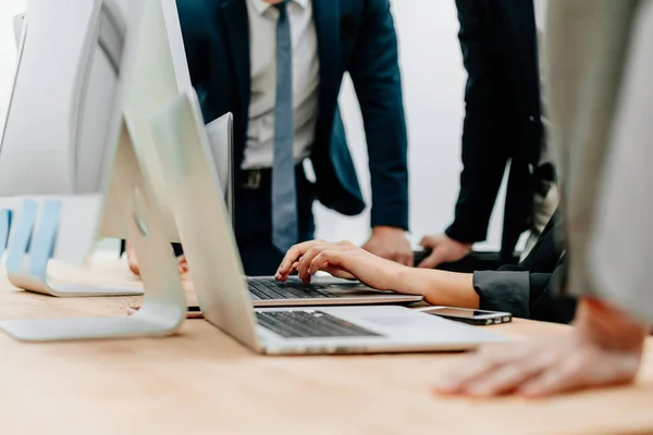 De cerca. Grupo de trabajo en la mesa. — Foto de Stock