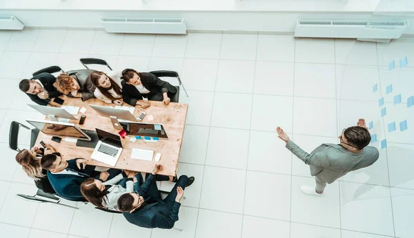 Vista dall'alto. giovane uomo d'affari in piedi nel mezzo di un ufficio spazioso — Foto Stock