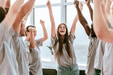 Kapat. Mutlu gençlerden oluşan bir takım..