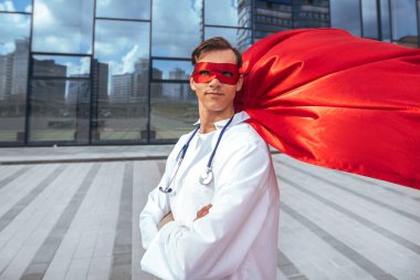 Kapat. Gülümseyen doktor süper kahraman..