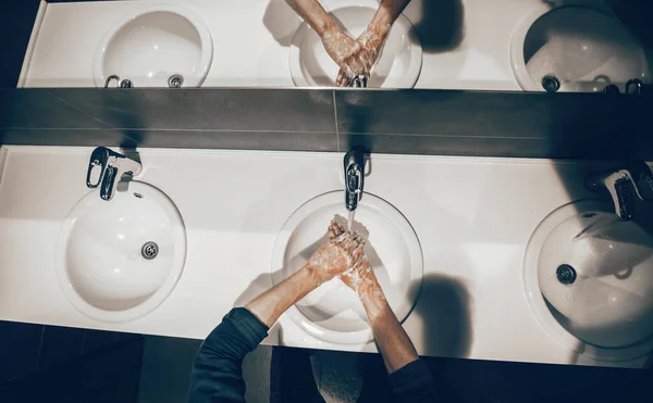 Nahaufnahme. Mann wäscht sich sorgfältig die Hände mit Seife — Stockfoto