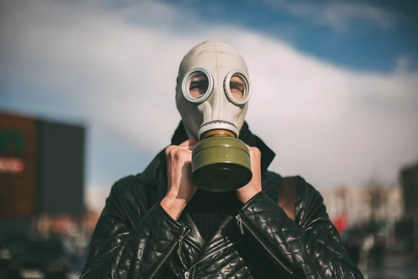 Close up. casual guy in a gas mask on a city background — Stock Photo, Image