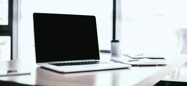 Nahaufnahme. Laptop auf dem Schreibtisch. — Stockfoto