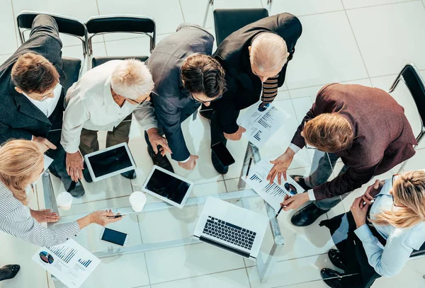 Vista dall'alto. team di lavoro che discute statistiche finanziarie . — Foto Stock