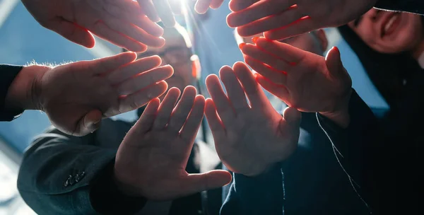 Zamknij się. grupa młodych przedsiębiorców łączących swoje dłonie. — Zdjęcie stockowe