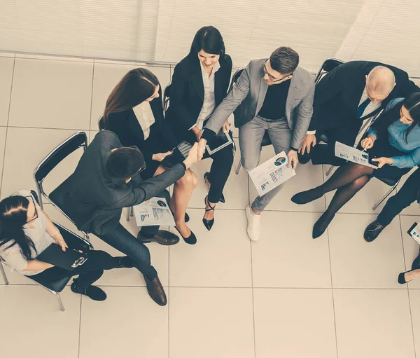 Vista dall'alto. immagine di un team aziendale che discute documenti aziendali — Foto Stock