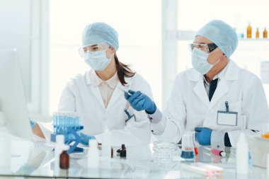 Kapat. Tıp laboratuarında bilgisayar kullanan bilim adamları.