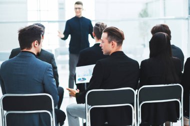 İş ekibi konferans odasında oturuyor..