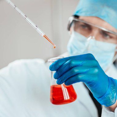 Kapat. Bilim adamı laboratuvarda araştırma yapıyor..