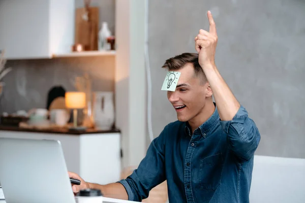 Junge männliche Freiberufler haben eine gute Idee. — Stockfoto