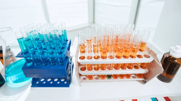 Recipiente con tubos de ensayo sobre la mesa en el laboratorio. — Foto de Stock