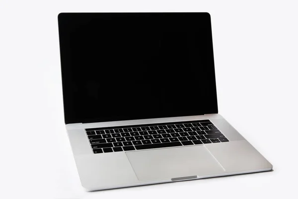 靠近点白色背景的时髦笔记本电脑. — 图库照片
