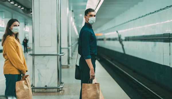 Passageiros em máscaras protetoras à espera do comboio do metro — Fotografia de Stock