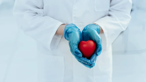 Doe dicht. symbool van het hart in de handen van een arts. — Stockfoto