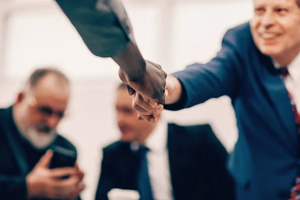 Επιτυχημένοι επιχειρηματίες που σφίγγουν το χέρι σε μια συνάντηση γραφείου — Φωτογραφία Αρχείου