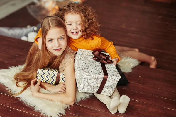 Retrato de duas irmãs na véspera de Natal — Fotografia de Stock