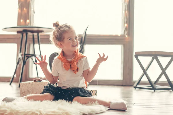 Niña jugando sentada en la alfombra en la sala de estar — Foto de Stock