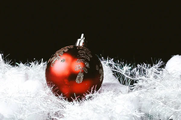 Όμορφη κόκκινη χριστουγεννιάτικη μπάλα σε μαύρο φόντο. — Φωτογραφία Αρχείου