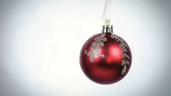 Bola de Natal vermelho isolado em um fundo branco — Fotografia de Stock