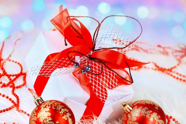 Hermosas bolas de Navidad y decoraciones sobre un fondo claro. — Foto de Stock