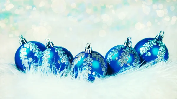 Noel zamanı. Beyaz arkaplanda mavi cam toplar — Stok fotoğraf