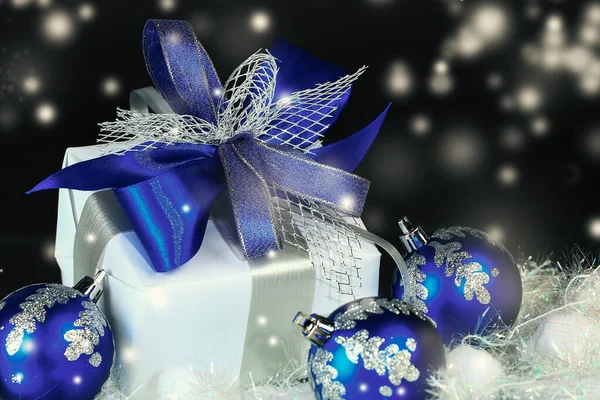 Compras de Navidad con decoraciones festivas en el fondo nocturno — Foto de Stock