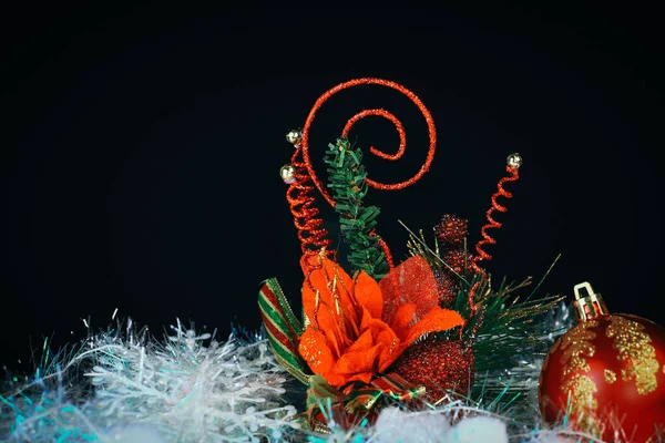 Belas bolas de Natal e decorações em um fundo leve. — Fotografia de Stock