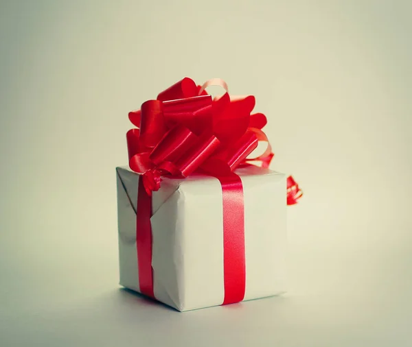 Caja de regalo blanca con cinta roja .isolated en blanco —  Fotos de Stock