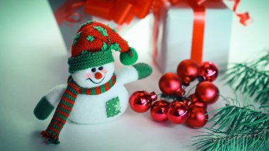 Kardan adam, Noel baloları ve hediyeler.