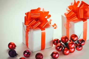 iki beyaz hediye kutusu ve noel balosu.