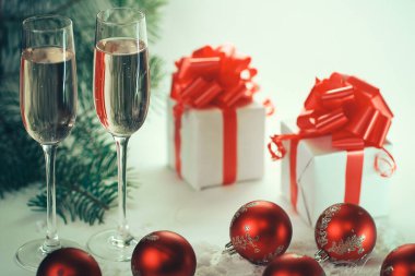 Noel 'de iki kadeh şampanya ve Noel hediyesi.