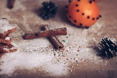 Noel masası. arkaplan görüntüsü tarçın çubukları, portakallar