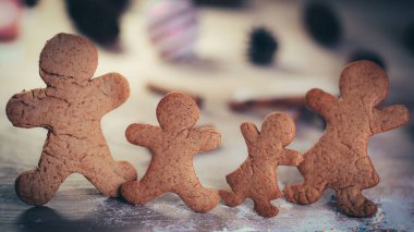 Noel masasında mumlar ve zencefilli çörekler