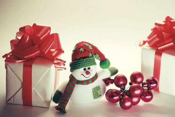 Snowman, Christmas gifts and Christmas balls .isolated on white — Stock Photo, Image