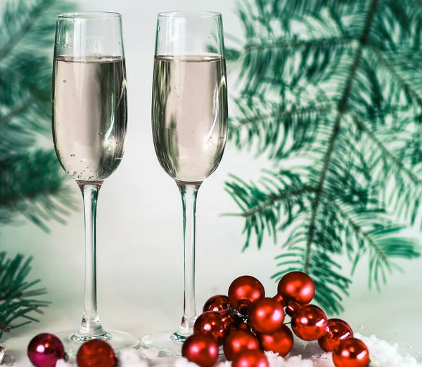 Two glasses with champagne, and boxes with gifts on Christmas b — Stock Photo, Image