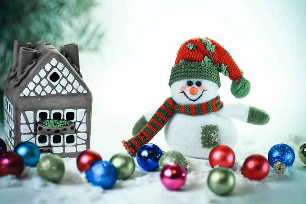 おもちゃの雪だるまとジンジャーブレッドの家. — ストック写真