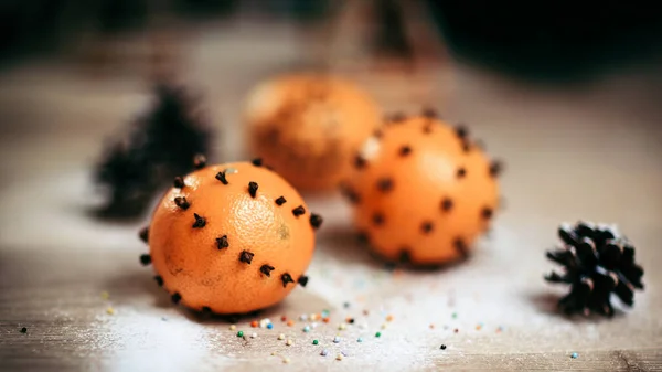 Різдвяний стіл. фон зображення апельсини і ялинкові конуси на гучномовець — стокове фото