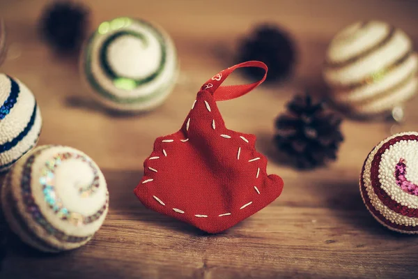 Kerstballen en verven aan de kersttafel — Stockfoto