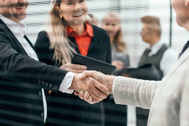 Panjurların arasından. Girişimci iş ortağıyla tanışır.