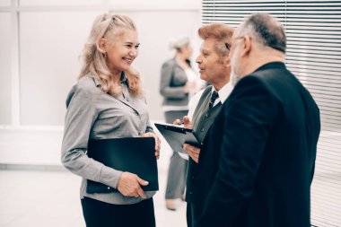 Kapat. nitelikli çalışanlar iş belgelerini tartışıyor.