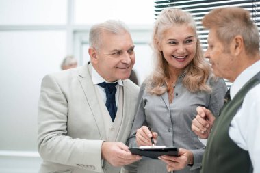 Kapat. gülümseyen iş ortakları iş belgelerini tartışıyor.
