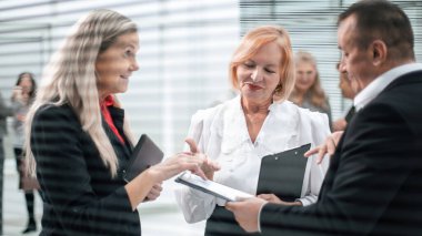 Kapat. gülümseyen iş ortakları iş belgelerini tartışıyor.
