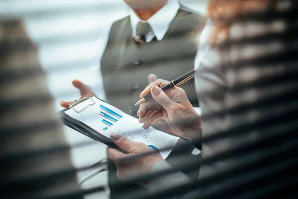 Vicino. uomini d'affari che discutono un documento finanziario — Foto Stock