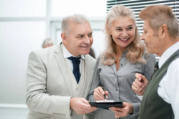 Kapat. gülümseyen iş ortakları iş belgelerini tartışıyor.
