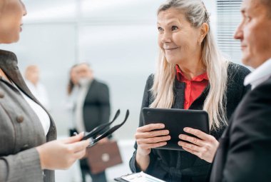 Kapat. Çalışma grubu mali belgeleri tartışıyor.