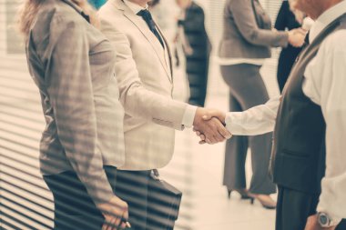 Bankada iş adamları el sıkışıyor.