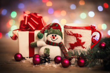 Ahşap arka planda Noel kupası. kopyalama alanı olan fotoğraf